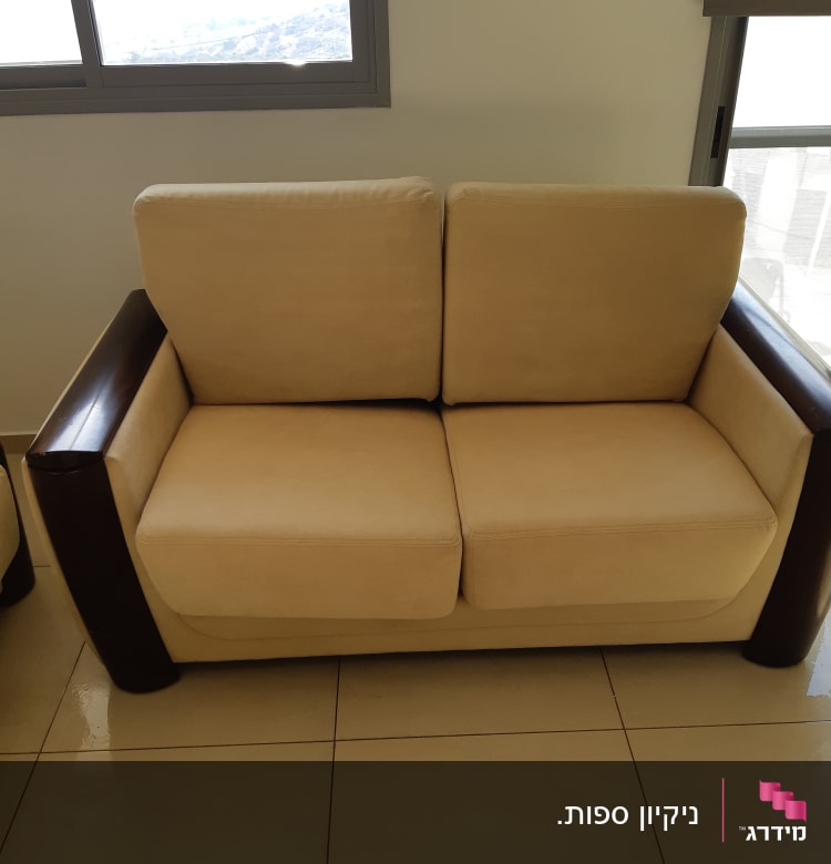 ספה דו מושבית בצבע בז